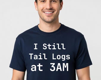 Camiseta "Todavía reviso los registros a las 3 AM" - Regalo divertido para administradores de sistemas y DevOps