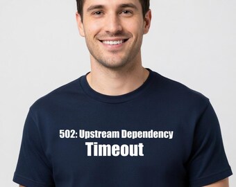 Può includere: Una t-shirt a maniche corte con girocollo in blu navy scuro con il testo stampato in bianco 502: Upstream Dependency Timeout centrato sul petto. Il capo presenta una vestibilità standard con scollo a costine e maniche lisce.