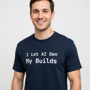 Maglietta "Lascio che l'IA gestisca le mie build" - Maglietta divertente per ingegneri DevOps, idea regalo per programmatori