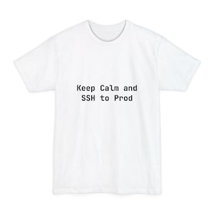 Może przedstawiać: Biała koszulka z czarnym napisem "Keep Calm and SSH to Prod". Koszulka ma okrągły dekolt i krótkie rękawy. Tekst jest wyśrodkowany na przodzie koszulki.