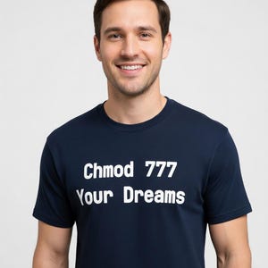 Puede incluir: Una taza de cerámica blanca con un asa negra y el texto "But First, Coffee" en negro y negrita. La taza está sobre una superficie blanca. La taza mide aproximadamente 10 cm de alto.