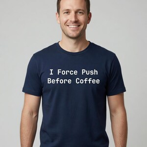 Camiseta "I Force Push Before Coffee" (Empujo la Fuerza antes que el café) Regalo para programadores