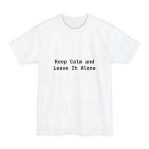 Puede incluir: Camiseta blanca con el texto negro "Keep Calm and Leave It Alone" centrado en la parte delantera. La camiseta tiene cuello redondo y mangas cortas. La tela parece ser un material suave y ligero.