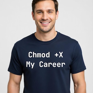 Puede incluir: Camiseta azul marino con el texto blanco "Chmod +X My Career". La camiseta es de cuello redondo y parece estar hecha de un material suave. La imagen muestra a una persona usando la camiseta.
