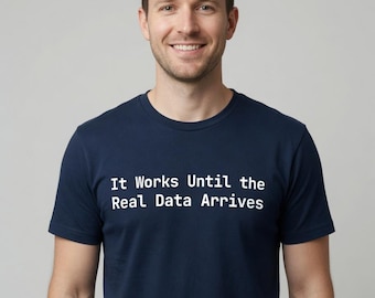 Het werkt tot de echte data binnenkomt - T-shirt, cadeau voor programmeurs - verkrijgbaar in grote maten