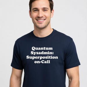 Quantum Sysadmin: Koszulka z napisem „Superposition on-Call” – zabawny prezent dla inżynierów DevOps