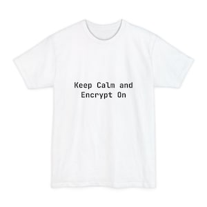 Op de afbeelding: Wit T-shirt met de zwarte tekst "Keep Calm and Encrypt On" in het midden. Het shirt heeft een ronde hals en korte mouwen. Een casual kledingstuk voor dagelijks gebruik.