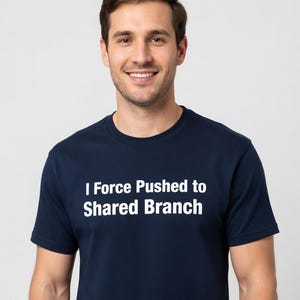 Puede incluir: Una taza de cerámica blanca con asa negra y el texto "But First, Coffee" en negrita negra. La taza se encuentra sobre un fondo borroso, sugiriendo un ambiente acogedor.