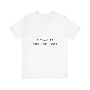 Peut inclure: T-shirt blanc avec l'inscription noire "I Trust AI More Than Tests". Le vêtement a des manches courtes et un col rond, parfait pour un usage quotidien.