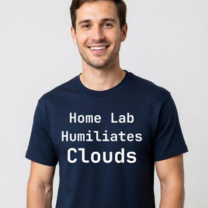 Puede incluir: Camiseta azul marino con el texto blanco "Home Lab Humiliates Clouds". La camiseta es de cuello redondo y manga corta.