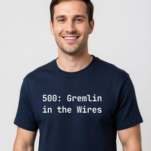 Koszulka „500: Gremlin w kablach” – zabawna koszulka dla administratora systemu, prezent dla programisty