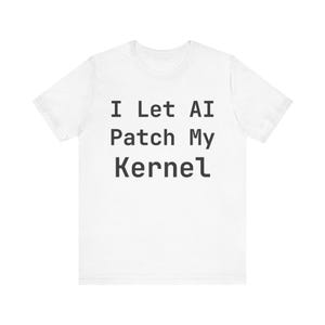 Maglietta "Lascio che l'IA patch il mio kernel" - Divertente idea regalo per programmatori, amministratori di sistema e sviluppatori.