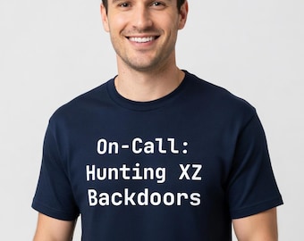 Maglietta "On-Call: Hunting XZ Backdoors" - Divertente maglietta per amministratori di sistema Linux, regalo per programmatori