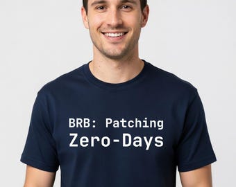 BRB: Camiseta "Parcheando vulnerabilidades de día cero" - Camiseta divertida para administradores de sistemas, regalo para programadores e ingenieros de DevOps - Tallas grandes