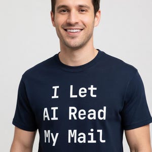 Puede incluir: Camiseta azul marino con el texto blanco "I Let AI Read My Mail". La camiseta es de cuello redondo y parece estar hecha de un material suave y cómodo.