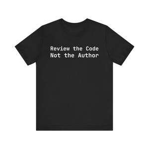 Maglietta "Recensisci il codice, non l'autore" - Regalo per programmatori immagine 2