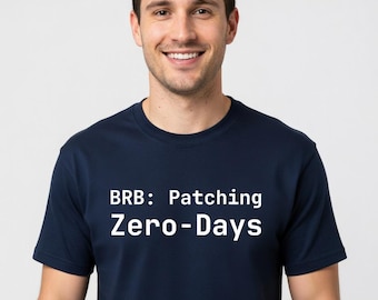 BRB: Camiseta "Parcheando vulnerabilidades de día cero" para ingenieros de DevOps - Regalo divertido para administradores de sistemas