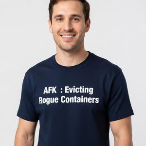 Puede incluir: Camiseta azul marino con el texto blanco "AFK : Evicting Rogue Containers". La camiseta, de cuello redondo, la lleva una persona.