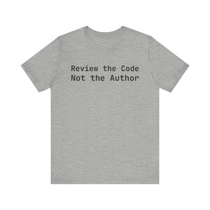 Maglietta "Recensisci il codice, non l'autore" - Regalo per programmatori immagine 3