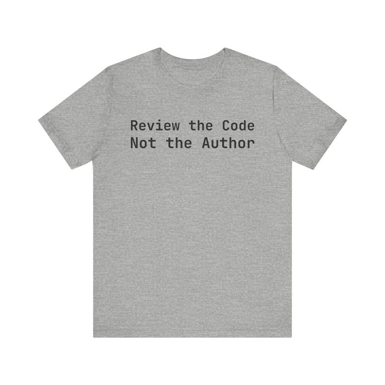Maglietta "Recensisci il codice, non l'autore" - Regalo per programmatori immagine 3