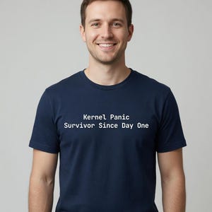 カーネルパニックを最初から乗り越えてきたTシャツ（システム管理者へのギフト） - トールサイズ