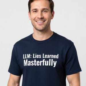以下が含まれることがあります： 白文字で「LLM: Lies Learned Masterfully」と書かれたネイビーブルーのTシャツ。Tシャツはクルーネックで、人が着ています。