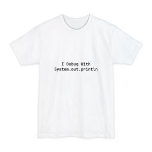 Op de afbeelding: Wit t-shirt met de zwarte tekst "I Debug With System.out.println" in het midden op de voorkant. Het shirt heeft een ronde hals en korte mouwen. Een casual kledingstuk voor dagelijks gebruik.