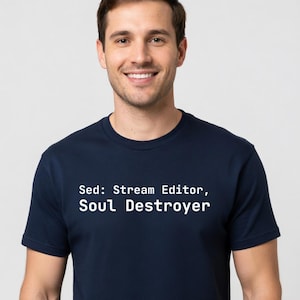 Puede incluir: Un letrero de madera rústica con el texto "Welcome to our porch" en letras blancas. El letrero presenta un acabado envejecido y un diseño sencillo y acogedor, perfecto para la decoración exterior.