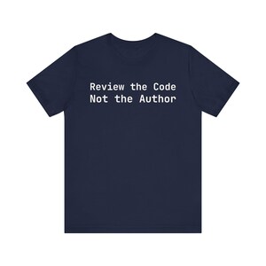 Maglietta "Recensisci il codice, non l'autore" - Regalo per programmatori immagine 4
