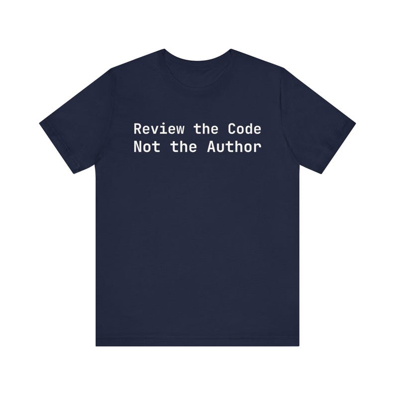Maglietta "Recensisci il codice, non l'autore" - Regalo per programmatori immagine 4