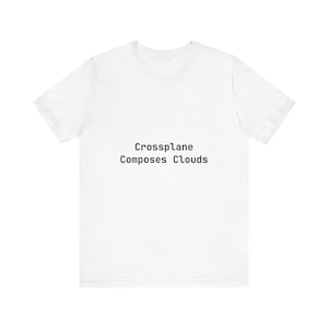 Peut inclure: T-shirt blanc avec l'inscription noire "Crossplane Composes Clouds" centrée sur le devant. Le t-shirt a des manches courtes et un col rond. Le tissu semble doux et léger.