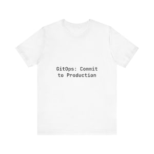 Könnte beinhalten: Weißes T-Shirt mit dem schwarzen Aufdruck "GitOps: Commit to Production". Das T-Shirt hat einen Rundhalsausschnitt und kurze Ärmel.