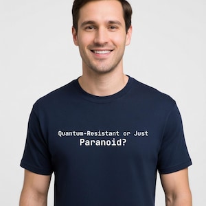 ¿Resistente a la mecánica cuántica o simplemente paranoico? Camiseta divertida para programadores, regalo para desarrolladores - Tallas grandes