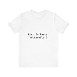 Puede incluir: Una taza de cerámica blanca con un asa negra y el texto "But First, Coffee" en negrita negra. La taza se encuentra sobre un fondo neutro, resaltando su diseño sencillo.