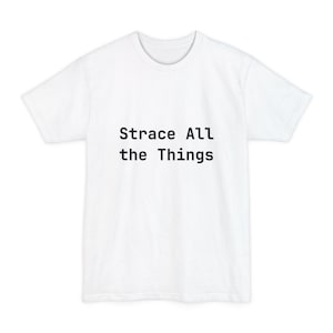 Peut inclure: Un t-shirt blanc avec l'inscription noire "Strace All the Things". Le t-shirt a un col rond et des manches courtes. Le texte est centré sur le devant du vêtement.