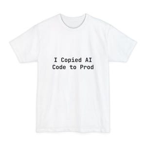 Op de afbeelding: Wit t-shirt met de zwarte tekst "I Copied AI Code to Prod" in het midden. Het shirt heeft een ronde hals en korte mouwen. Een casual t-shirt voor dagelijks gebruik.
