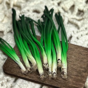 1:12 Scale Miniature Green Onions, Realistic Dollhouse Vegetables, Mini Food Kitchen | Garden Miniatures | Set of 8
