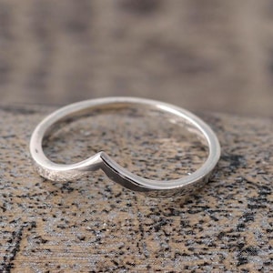 925 Sterling Silver V-Shape Wedding Ring: Curved Band