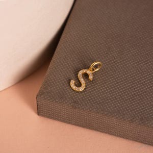 Colgante con letra S de diamante natural, colgante minimalista con inicial personalizada para mujer, regalo de joyería personalizado, regalo de cumpleaños o Navidad para ella.