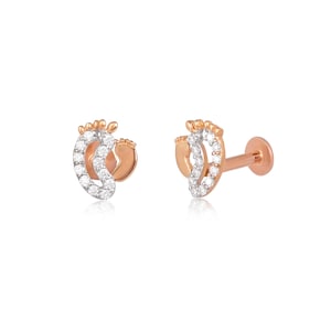 Puede incluir: Un par de pendientes de huella de bebé de oro rosa con piedras de circonita cúbica transparentes.
