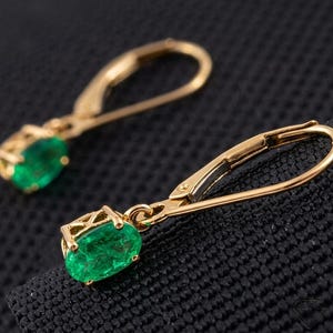 Pendientes de oro de 14k con esmeraldas y cierre de palanca, pendientes colgantes verdes en forma de lágrima, joyería con la piedra natal de mayo.