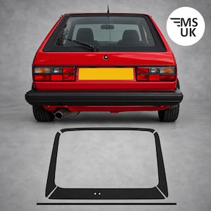 Op de afbeelding: Een rode hatchback auto gezien vanaf de achterkant, met een zwarte bumper, een achterruitenwisser en een gele kentekenplaat. Onder de auto wordt een zwart rechthoekig frame weergegeven en een cirkelvormig logo met de tekst MS UK is zichtbaar.
