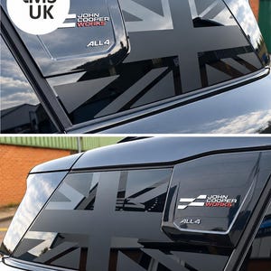 Peut inclure: Un autocollant noir représentant le drapeau Union Jack appliqué sur la vitre latérale arrière d'un véhicule. La vitre porte l'emblème John Cooper Works et ALL4. L'autocollant est noir mat, créant un contraste subtil avec le verre teinté.