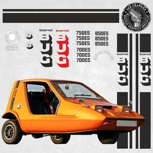Op de afbeelding: Een oranje Bond Bug driewieler met zwart-witte graphics. De afbeelding bevat tekstelementen zoals "Bug", "750ES", "850ES" en "95 Octane". De auto heeft een kenmerkende wigvorm en zwarte wielen.