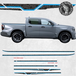 Könnte beinhalten: Ein grauer Pickup-Truck mit schwarzen Rädern und einem Satz Fahrzeuggrafiken. Die Grafiken sind in Schwarz, Weiß und Blau gehalten und weisen geometrische Muster und Linien auf. Das Bild enthält auch ein Logo für "2EM Graphics Vehicle Graphics Specialist."