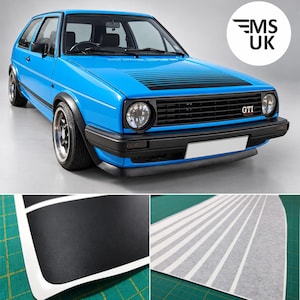 Peut inclure: Une voiture à hayon bleu vif avec un autocollant de capot noir à motif de rayures dégradées. La calandre avant affiche un emblème GTI. Des images supplémentaires montrent l'autocollant noir avec un support blanc sur un tapis de découpe vert.