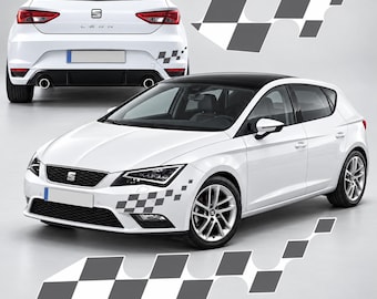 Puede incluir: Un coche SEAT Leon blanco visto desde ángulos frontal y trasero, con techo negro y una pegatina de bandera a cuadros gris y blanca aplicada en el parachoques delantero y el panel trasero, junto a láminas de pegatinas a juego mostradas aparte.