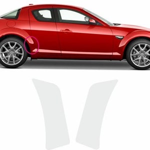 Könnte beinhalten: Ein rotes Sportwagen mit schwarzen Zierleisten und schwarzem Innenraum. Das Auto steht auf einem weißen Hintergrund.