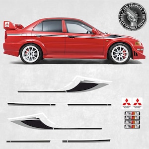 Könnte beinhalten: Roter Mitsubishi Lancer Evolution mit schwarzen und weißen Rennstreifen und Ralliart-Logos. Das Auto steht auf einem weißen Hintergrund.