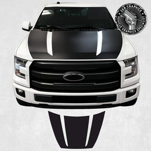 Könnte beinhalten: Weißer Ford-Truck mit schwarzer Motorhaube und Rennstreifen. Die Motorhaube hat einen schwarzen Mittelteil mit zwei weißen Streifen. Ein separates schwarzes Abziehbild mit weißen Streifen befindet sich darunter. Das Bild enthält ein Logo mit der Aufschrift "ZEN GRAPHICS VEHICLE GRAPHICS SPECIALIST".